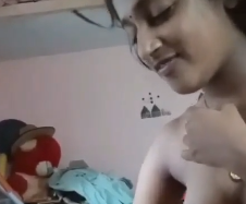 सुन्दर भाभी ने मुठ मारते हुए चूसा पडोसी देवर का लंड