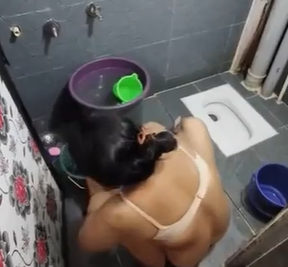Beautiful sexy bhabhi ki desi chudai blowjob fuck in bathroom
